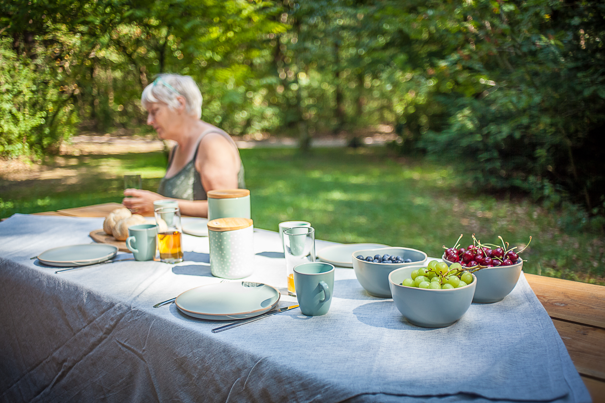 Gedekte picknicktafel in de tuin van Boshuis